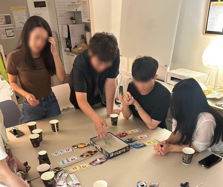 스튜디오에서 보드게임을 즐기는 게임모임