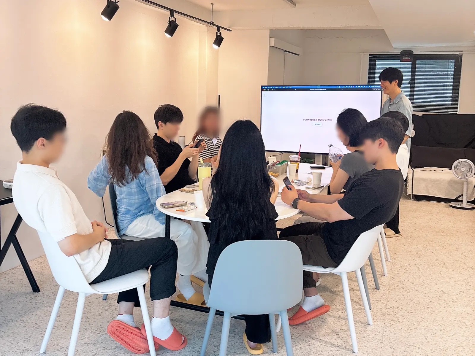 따뜻한 스튜디오에서 대화하는 퍼넥션 연애특집 모임