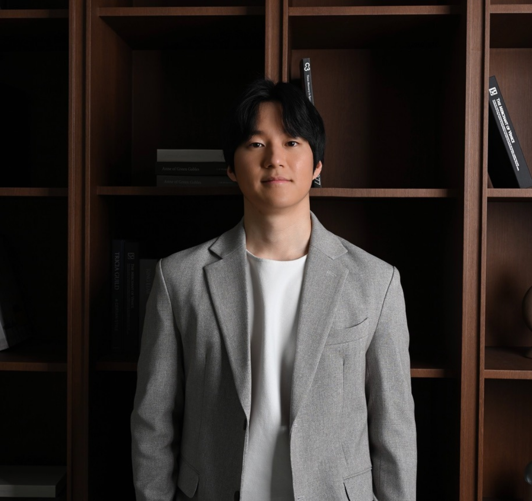 깔끔한 복장으로 웃고 있는 엘리오 스튜디오 운영자